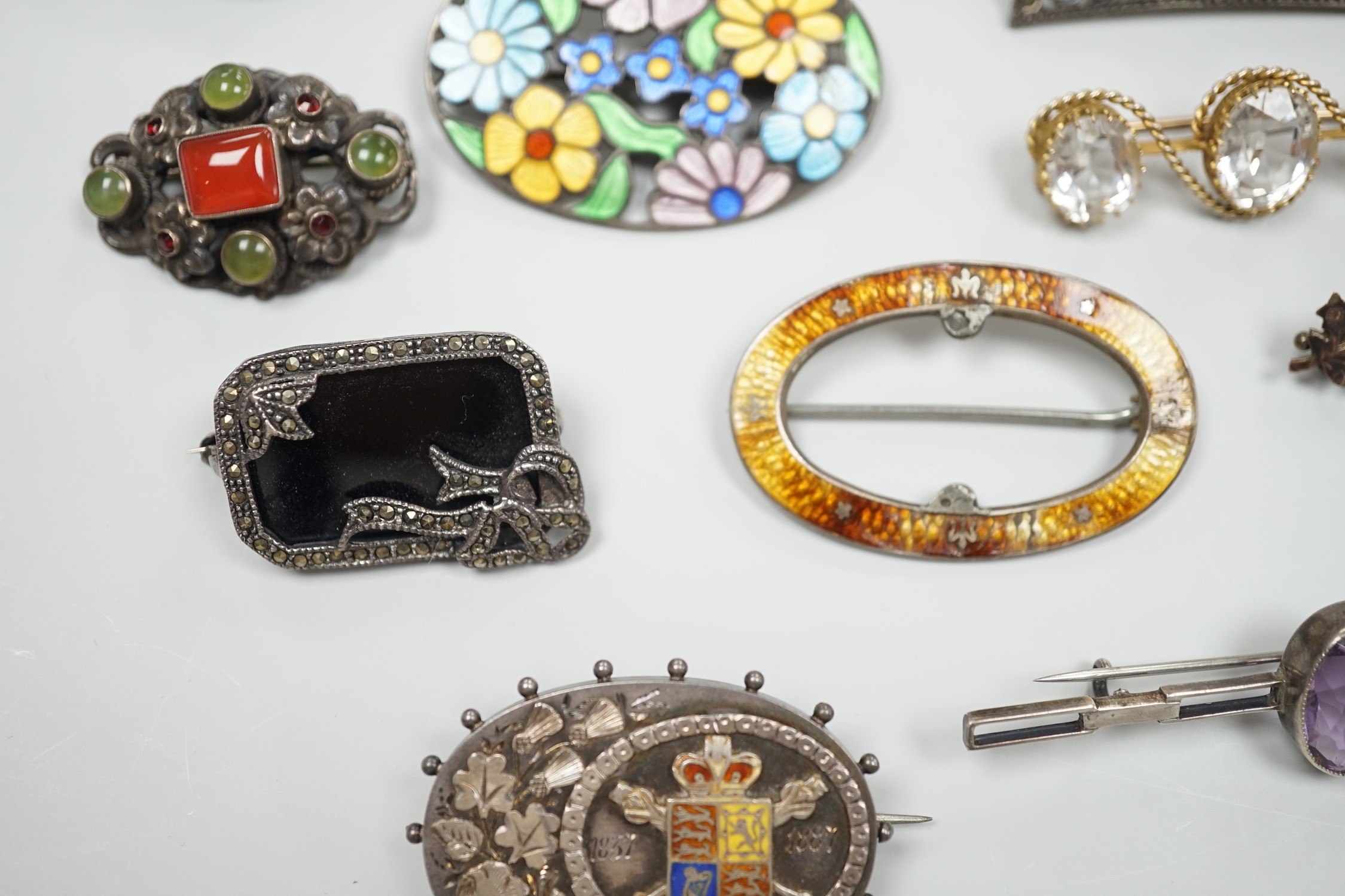 A 1940's silver gilt bracelet, each link embossed with a famous English landmark, 19cm and a quantity of assorted jewellery including a Victorian silver and enamel commemorative brooch, banded agate set brooch and a gold